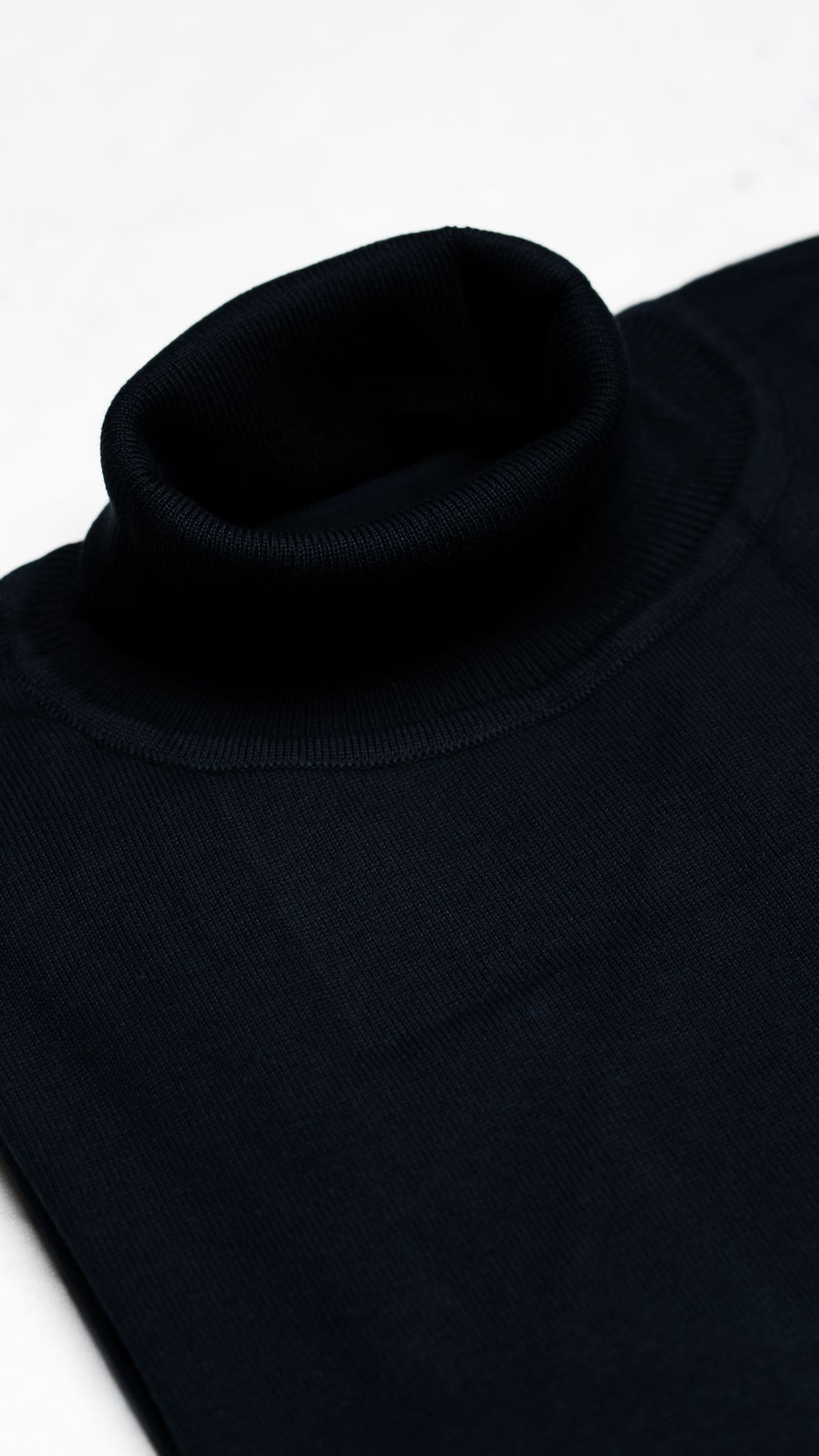 نمای نزدیک رنگ سرمه ای بافت کشمیر یقه اسکی PO01