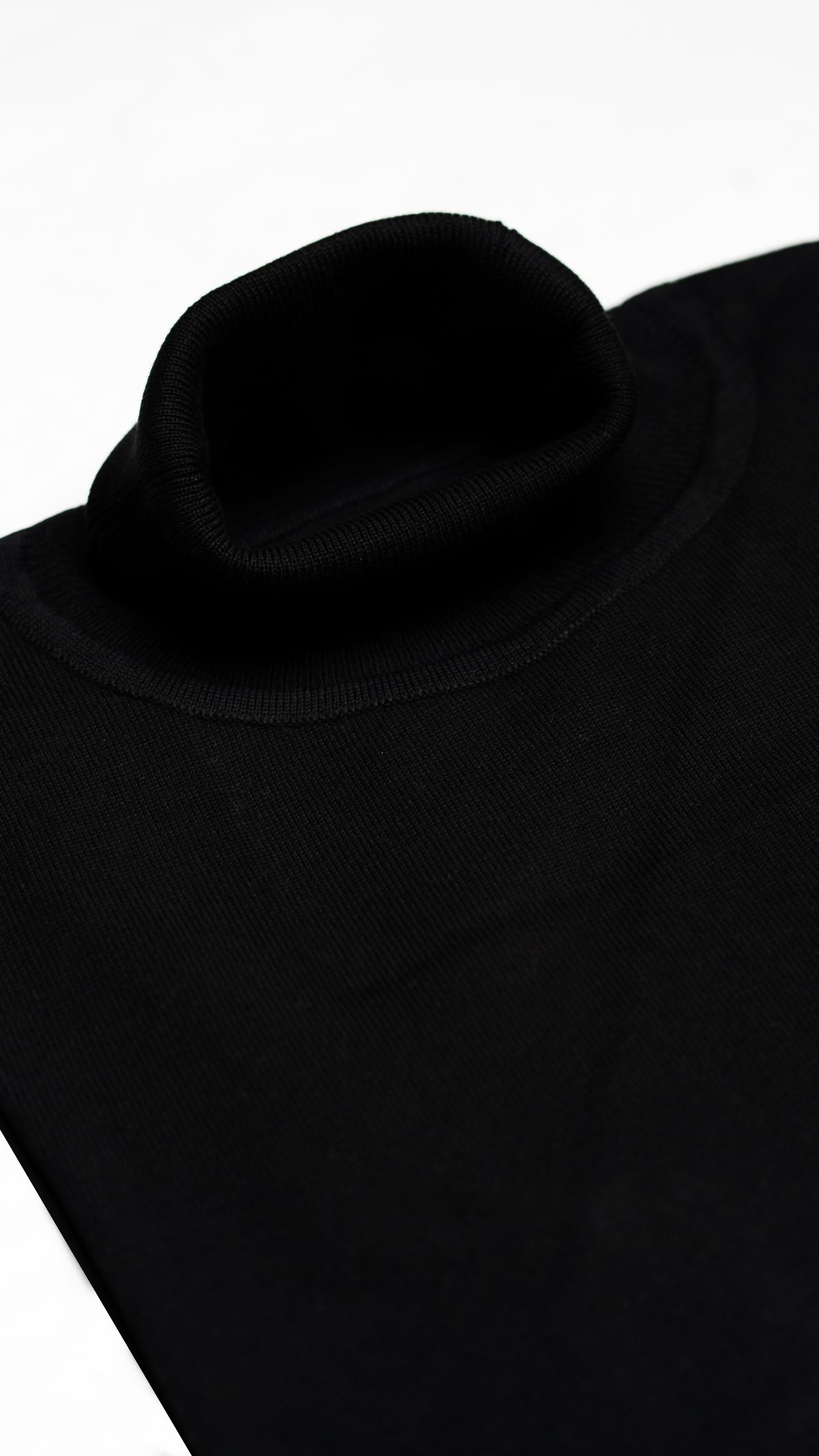 نمای نزدیک رنگ مشکی بافت کشمیر یقه اسکی PO01