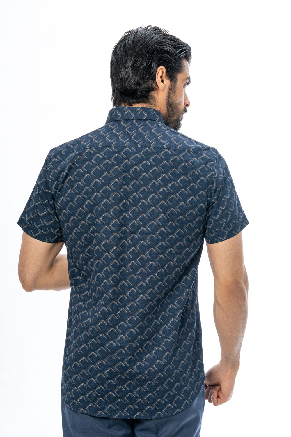 نمای پشت پیراهن آستین کوتاه دیجیتال پنبه طرح مربع SH21